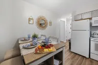 Family Friendly & Cheerful Blue Jay Ranch House close to KSU stadium - Kitchens