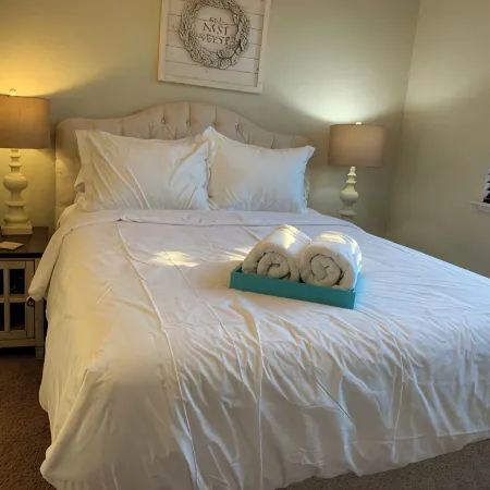 Charming 1-bedroom condo in awesome Modesto with WiFi, AC Отели в г. Модесто