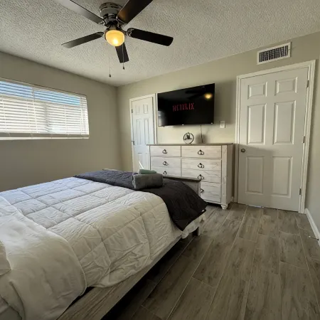 Glenmeadow Retreat 2BR Sleeps 6!