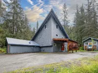 Girdwood Alyeska Chalet Hot Tub, Sauna, Jet Tub, Pool Table, Sleeps 12, walk2ski Hotels near Alyeska Tramway