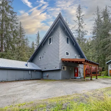 Girdwood Alyeska Chalet Hot Tub, Sauna, Jet Tub, Pool Table, Sleeps 12, walk2ski