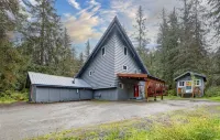Girdwood Alyeska Chalet Hot Tub, Sauna, Jet Tub, Pool Table, Sleeps 12, walk2ski