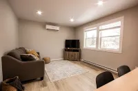 Modern 4 bedroom, 2 living room overlooking creek - chambre d’hôtes