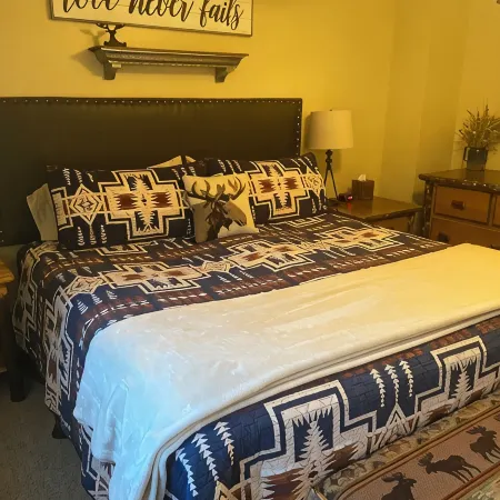 Moose Traks Come stay in Downtown Red Lodge,  2 blocks from Broadway Street