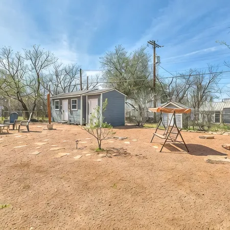 Spacious 2 Master Suites On Live Oak Street