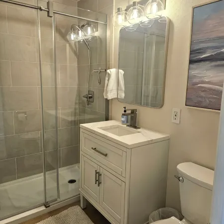 Relaxing View and Walking Distance to downtown Kirkland! Easy freeway access.