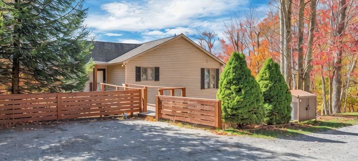 SkiView Cabin - 4BR, Cozy and Modern ~ Sleeps 10 ビーチ・マウンテンのホテル