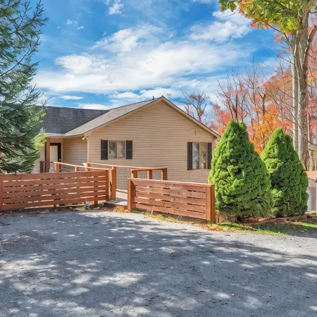 SkiView Cabin - 4BR, Cozy and Modern ~ Sleeps 10