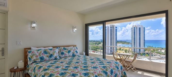 Oceanview 2BR-walking distance to Mullet bay Beach Hotels in Lowlands
