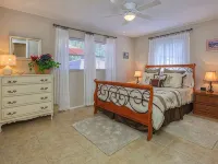 Villa Grande - Spacious Tropical Home - Triple Lot Fenced Yard! Hotels in Venice Gardens