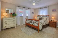 Villa Grande - Spacious Tropical Home - Triple Lot Fenced Yard! -  Habitaciones en casas particulares