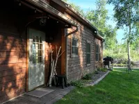Spacious Summer Escape: Private Backyard, Dock & Fire Pit, Channel Waterfront ブリージー・ポイントのホテル