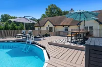 An Oasis Awaits You with Vineyard Views - Homestays
