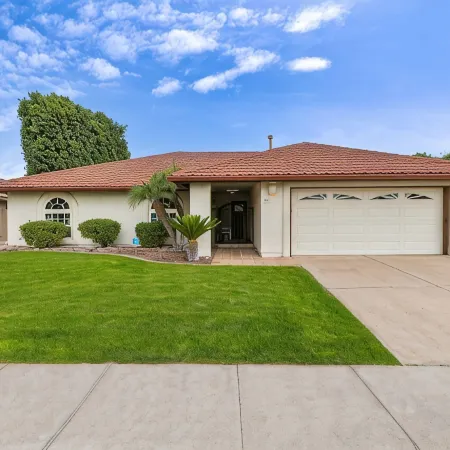Tempe Lakes Vacation Special!  Heated Pool, Spa, Pickleball, Gym + Near ASU