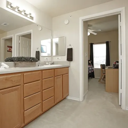 "Spacious 4-Bedroom Apartment in the Heart of Warrensburg near UCM!