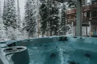 SKI IN/OUT, HOT TUB. 4 Bed 4.5 bath, 3 Kings, sleeps 20! 45 min to Glacier. - Hot Tub