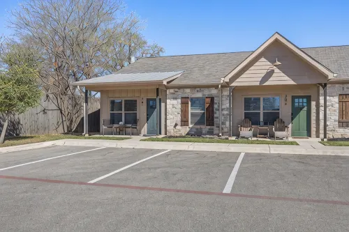 Hill Country Hideout - Cozy 2 bedroom 2 Bath Townhome off of Main Street - 3 tähden