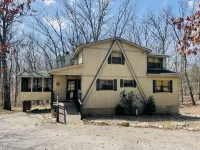Gorgeous Chalet Getaway with Cabin Feel sleeps 10 at Innsbrook Resort