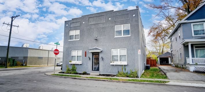 Walkable to Oakley Square-Newly Renovated-King Bed Hotels in Cincinnati