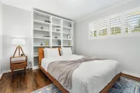 Charming Home in Bellevue – Near Downtown! - 방갈로