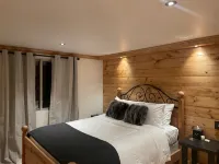 Chalet Chic 2-Bedroom + Queen Sofa Bed, 2.5 Blocks to Central Gondola - 4 ดาว