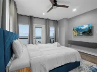 Waterfront Home w/ Views - Hot Tub + Movie Theatre バクリフのホテル