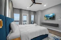 Waterfront Home w/ Views - Hot Tub + Movie Theatre - 陽台