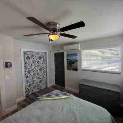 875 Oasis #4 Location! Rooms