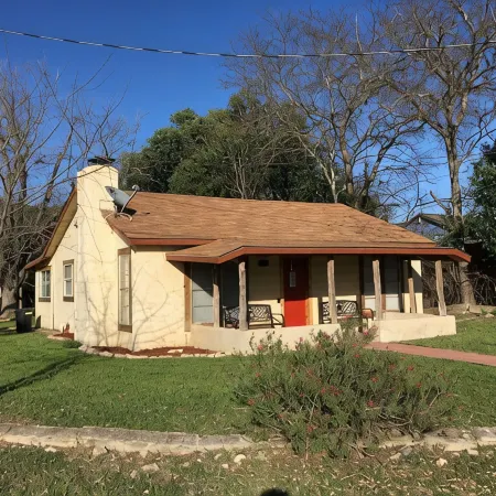 3 Sisters Crossroads Cottage with Big Porch, close to Lost Maples