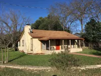 3 Sisters Crossroads Cottage with Big Porch, close to Lost Maples - Wifi