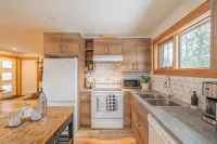 Aspen Adventure House - Luxury Suite - 2 minutes from Revelstoke Mountain Resort - 4-Star