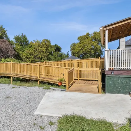 Spacious Home Chef's Kitchen, BBQ Grill, 5 Min Cle Clinic, Hot Tub, ADA, King