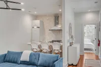 The Philip's Suite, newly renovated 3 Bed/3 EnSuite Bath, 1 Block to King - Condos