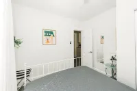 An Art-Filled Garden Apartment Near Parks and Downtown - Bungalows