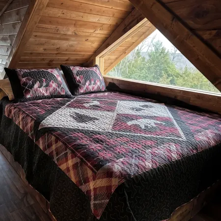 Bear Bottom Cabin! HUGE POND AND HOT TUB, KAYAKE, PADDLE BOAT, AND PADDLE BOARD!