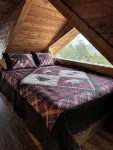 Bear Bottom Cabin! HUGE POND AND HOT TUB, KAYAKE, PADDLE BOAT, AND PADDLE BOARD!