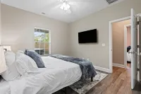 Bourbon Run - HotTub/ Ark 30min/ Horse Park 12min/ Walk Downtown/ 4BR Sleeps 8 - 3-Star