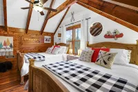 Relax & Play at Waterfront Mountain Cabin Retreat Private Lake~Fish~Canoe~Kayak - 4-Star
