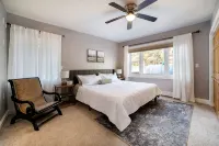 7K Sqft Lakefront Escape, Sandy Beach, Barrel Sauna, Game Room, Fire Pit - 小木屋