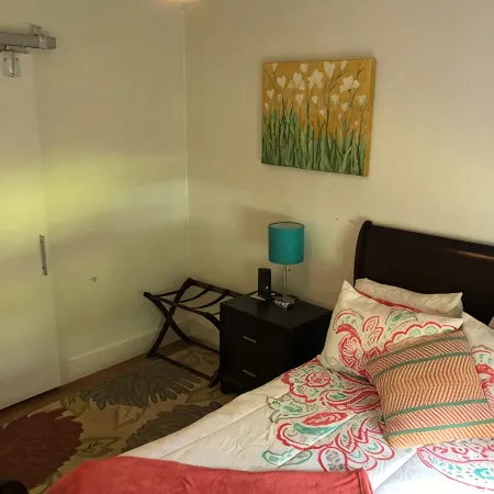 Cozy and relaxing, Modern Creekside, Trailside, Waterfront Cottage, fiber Wifi