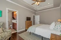 Walk to Magnolia • 2 Minutes to Baylor • Huge Private Balcony • King Beds - บูติค