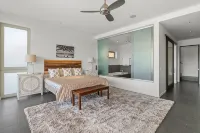 Modern Oceanfront Resort Living. Luxury Oceanfront Bedroom Suites. Sleeps 10! - balcony