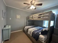 Beach Lovers Paradise! Cozy 3 bedroom home steps from the beach. Отели в г. Фэрхейвен