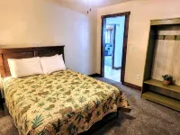 Lynnhurst Resort-Private cabin on Kentucky Lake with Hot Tub Hotels in Calloway County