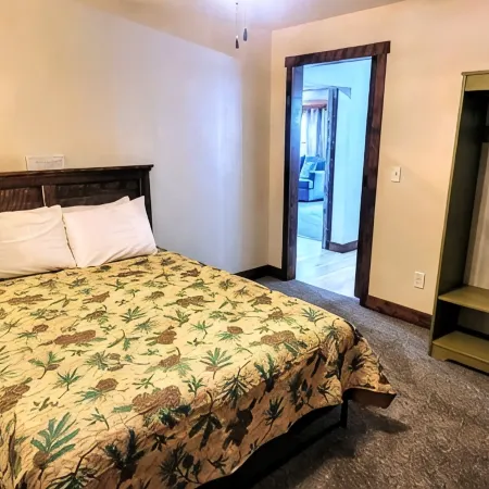 Lynnhurst Resort-Private cabin on Kentucky Lake with Hot Tub