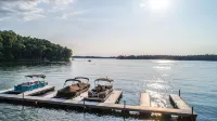 Lakefront Getaway with Stunning Western Views – Sleeps 6! - ジャグジー