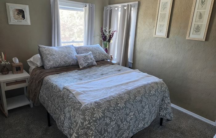 Cozy family friendly home nestled in the bluffs just steps from the Mississippi!
