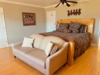 Near Chico Hot Springs, Hot Tub, 2 Fireplaces, IR Sauna, EV Charger, Foosball - Wifi