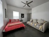 Contemporary all new, entire home perfect for a luxury getaway - Wifi