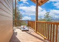 Mountain Retreat with Stunning views, 7 Priv Acres, Sauna, Hot Tub, and Gameroom - Chalets